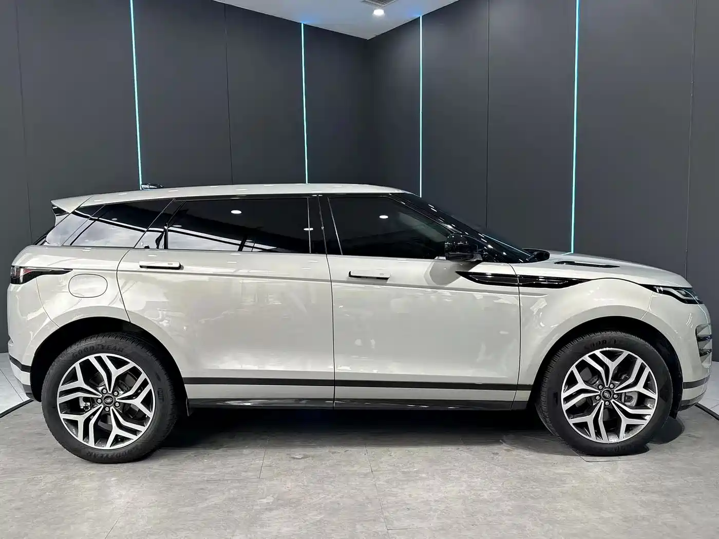 Land Rover Range Rover Evoque 2024 2024 Range Rover Evoque L 249PS Light Master Edition