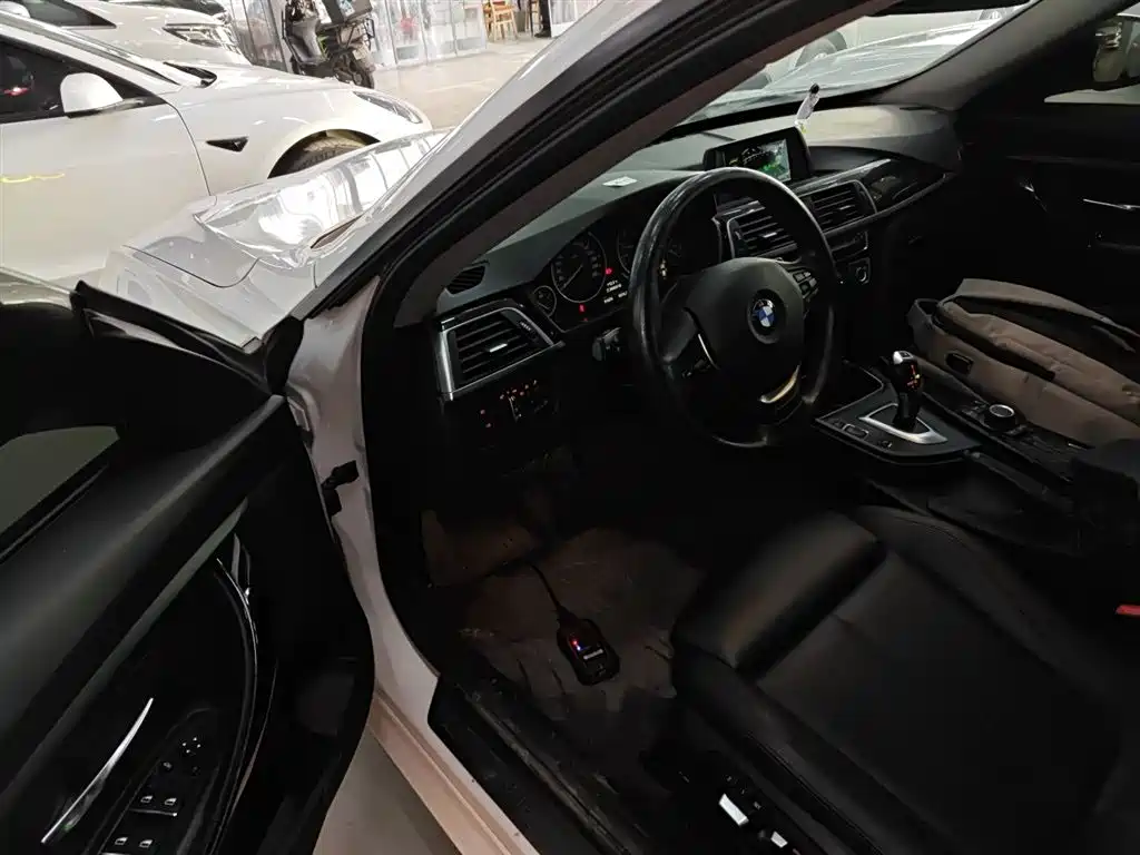 BMW 3 Series GT 2018 320i Fashion фото 16
