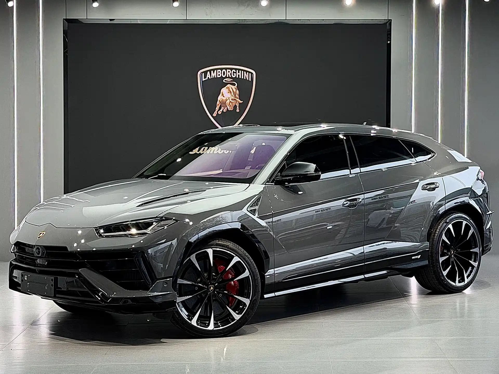 Фото 1 - Lamborghini Urus