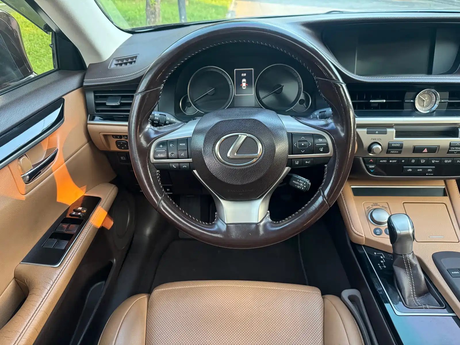 Фото 10 - Lexus ES
