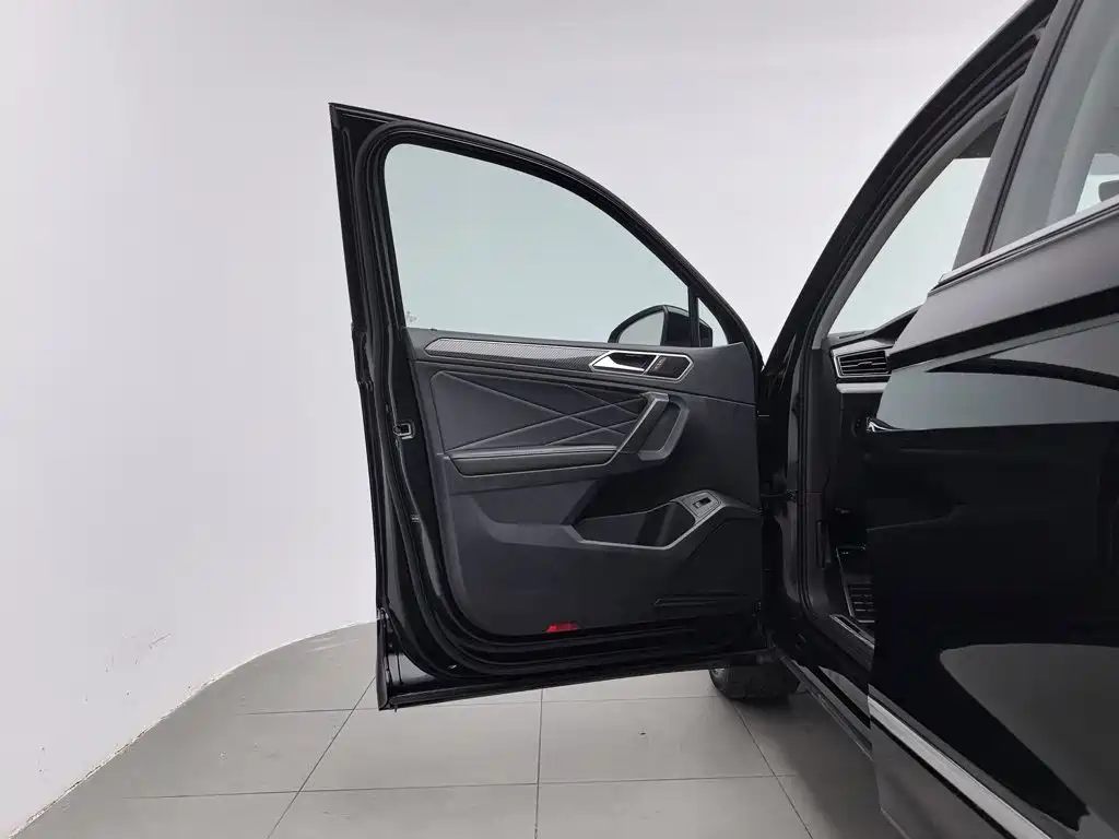 Фото 8 - Volkswagen Tiguan L
