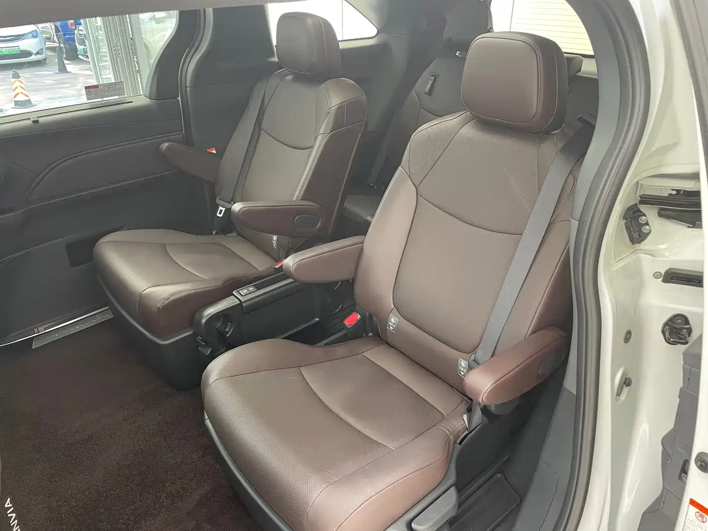 Toyota Granvia 2024 2.5L Hybrid Premium PLUS 4WD Edition фото 13