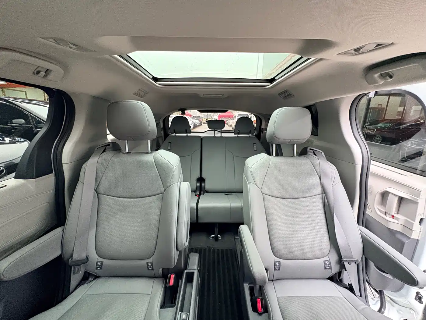 Toyota Granvia 2024 2.5L Hybrid Premium PLUS фото 17