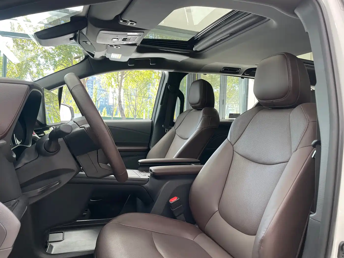Toyota Granvia 2024 2.5L Hybrid Premium PLUS 4WD Edition фото 9