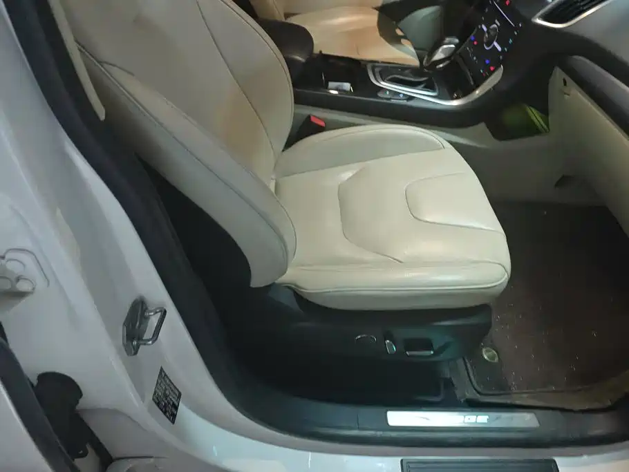 Photo 8 - Ford Edge