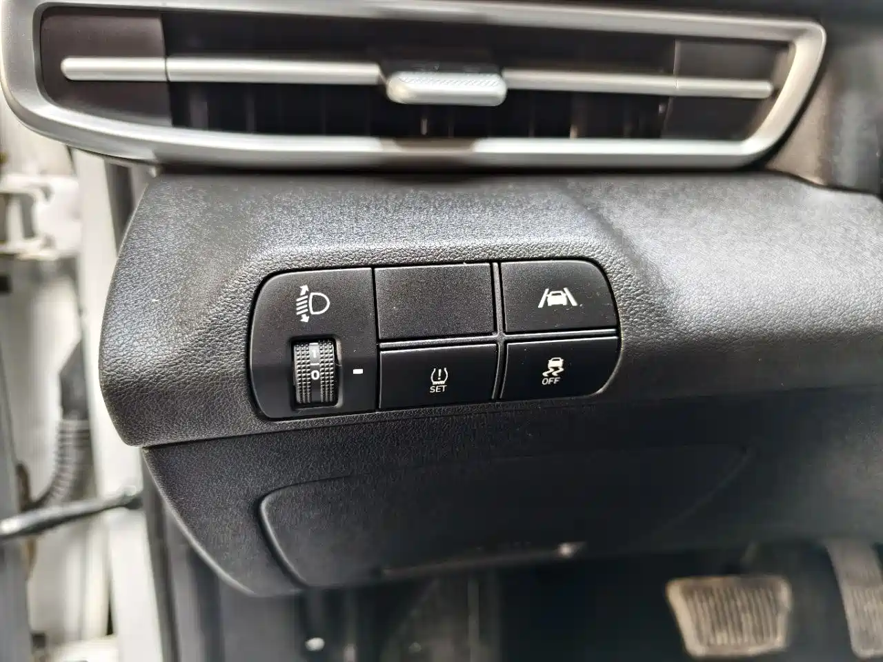 Hyundai Elantra 2022 1.5L CVT LUX Premium Edition фото 12