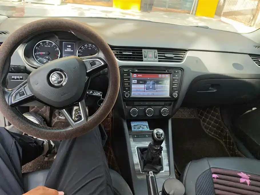 Škoda Octavia 2017 1.6L Manual Smart Edition фото 12