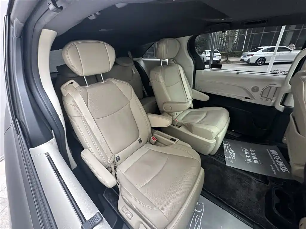 Toyota Sienna 2021 2.5L Hybrid Premium Edition фото 12
