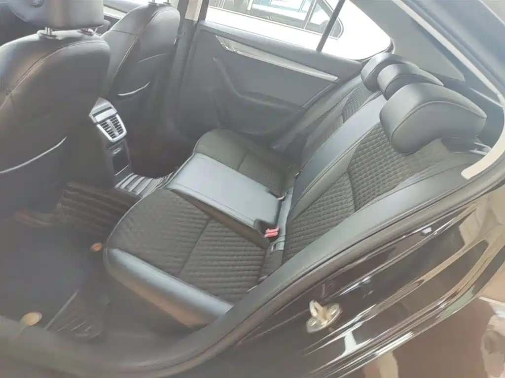 Škoda Octavia 2018 TSI280 DSG Luxury Edition фото 17