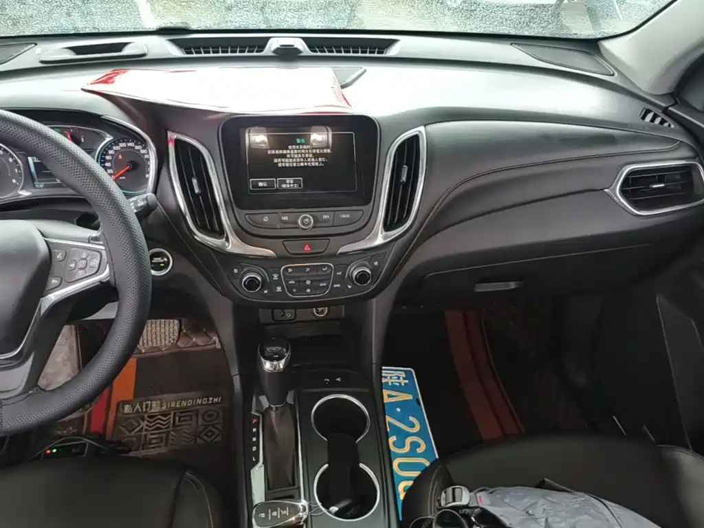 Photo 13 - Chevrolet Equinox