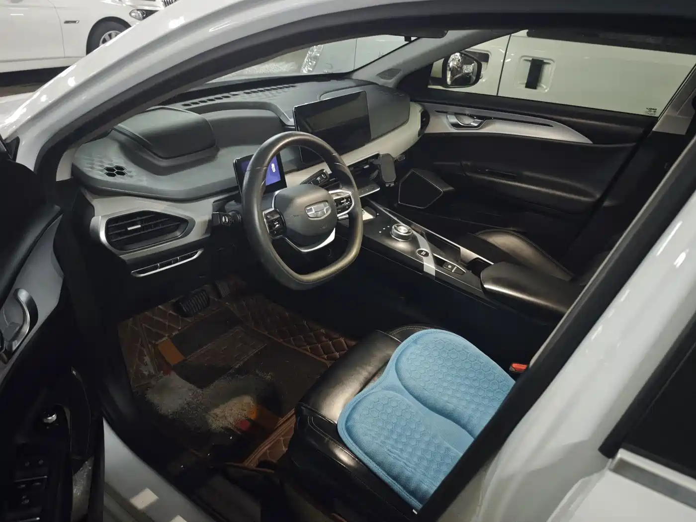 Фото 9 - Geely Geometry A