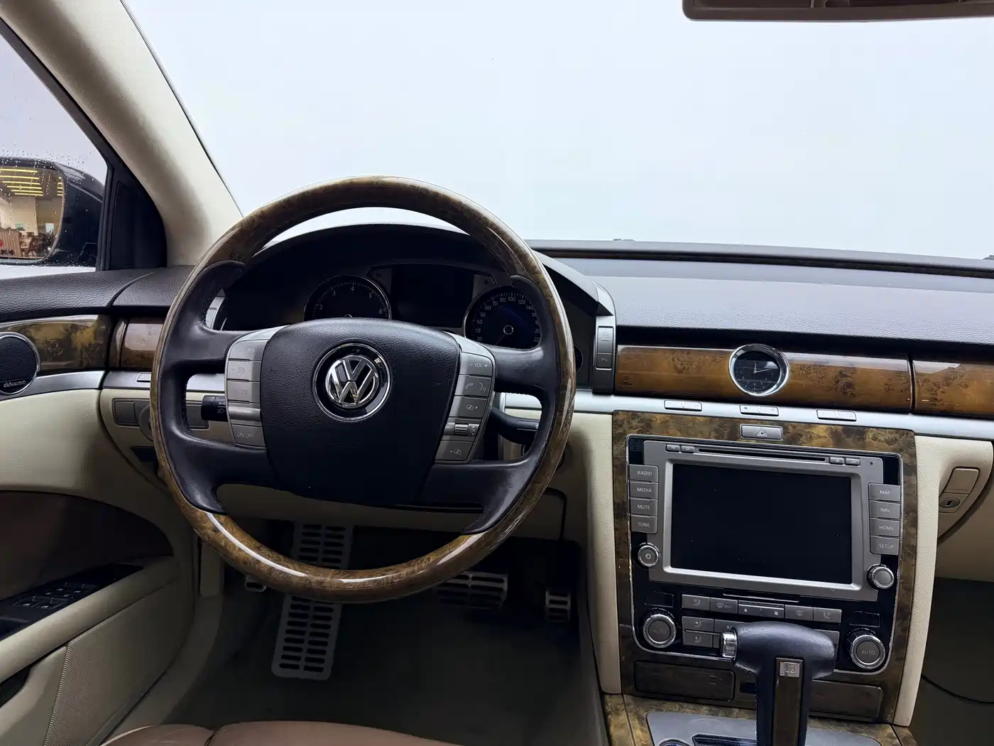 Volkswagen Phaeton 2011 3.6L V6 4-seat Long Wheelbase Individual фото 17