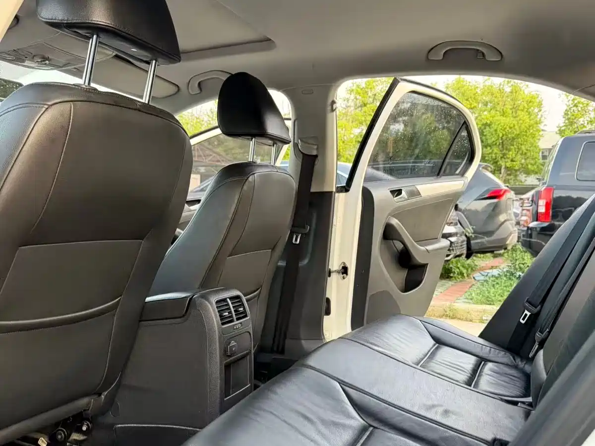 Volkswagen Sagitar 2012 1.4TSI Automatic Luxury фото 12