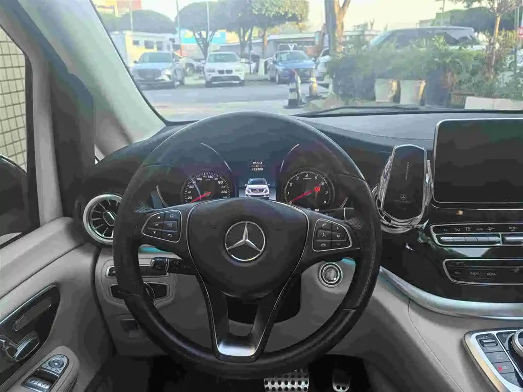 Mercedes-Benz V-Class 2018 V 260 L Premium Long Wheelbase Edition China VI фото 10