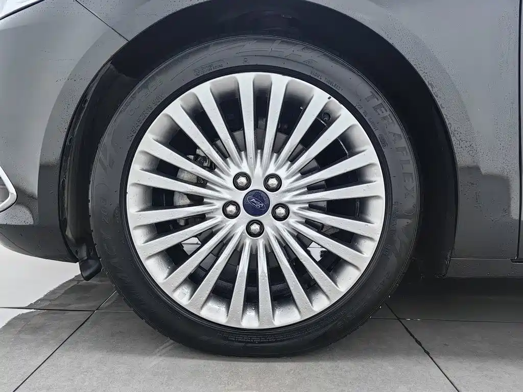 Photo 17 - Ford Taurus