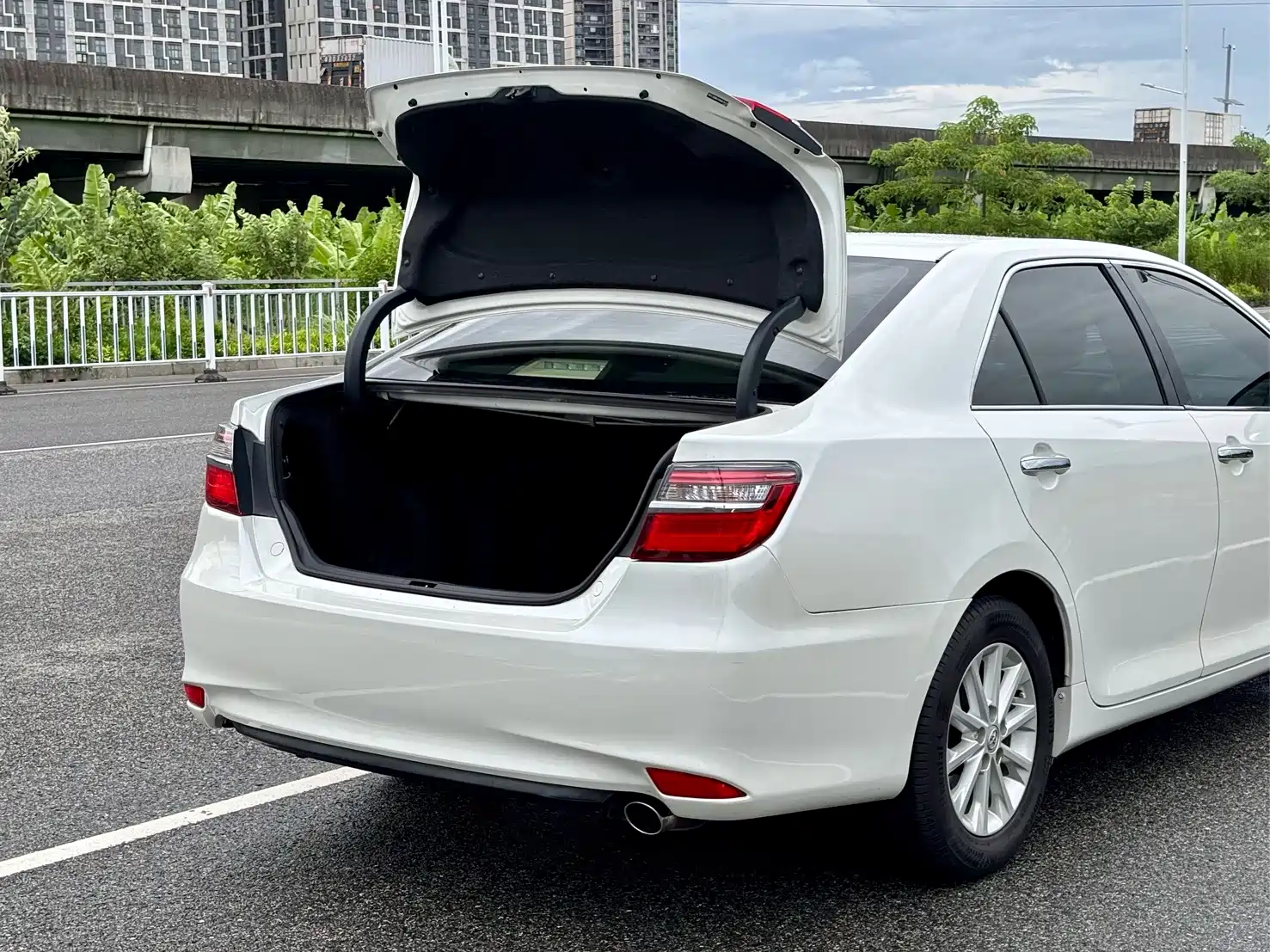 Фото 14 - Toyota Camry