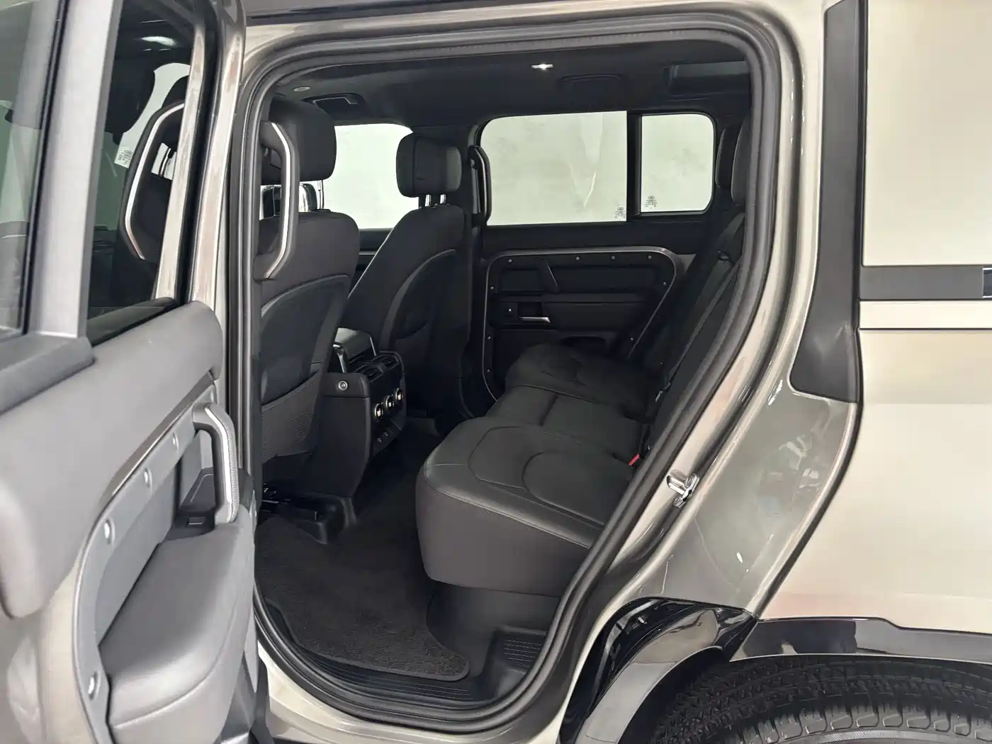 Land Rover Defender 2025 110 3.0T P400 X фото 24
