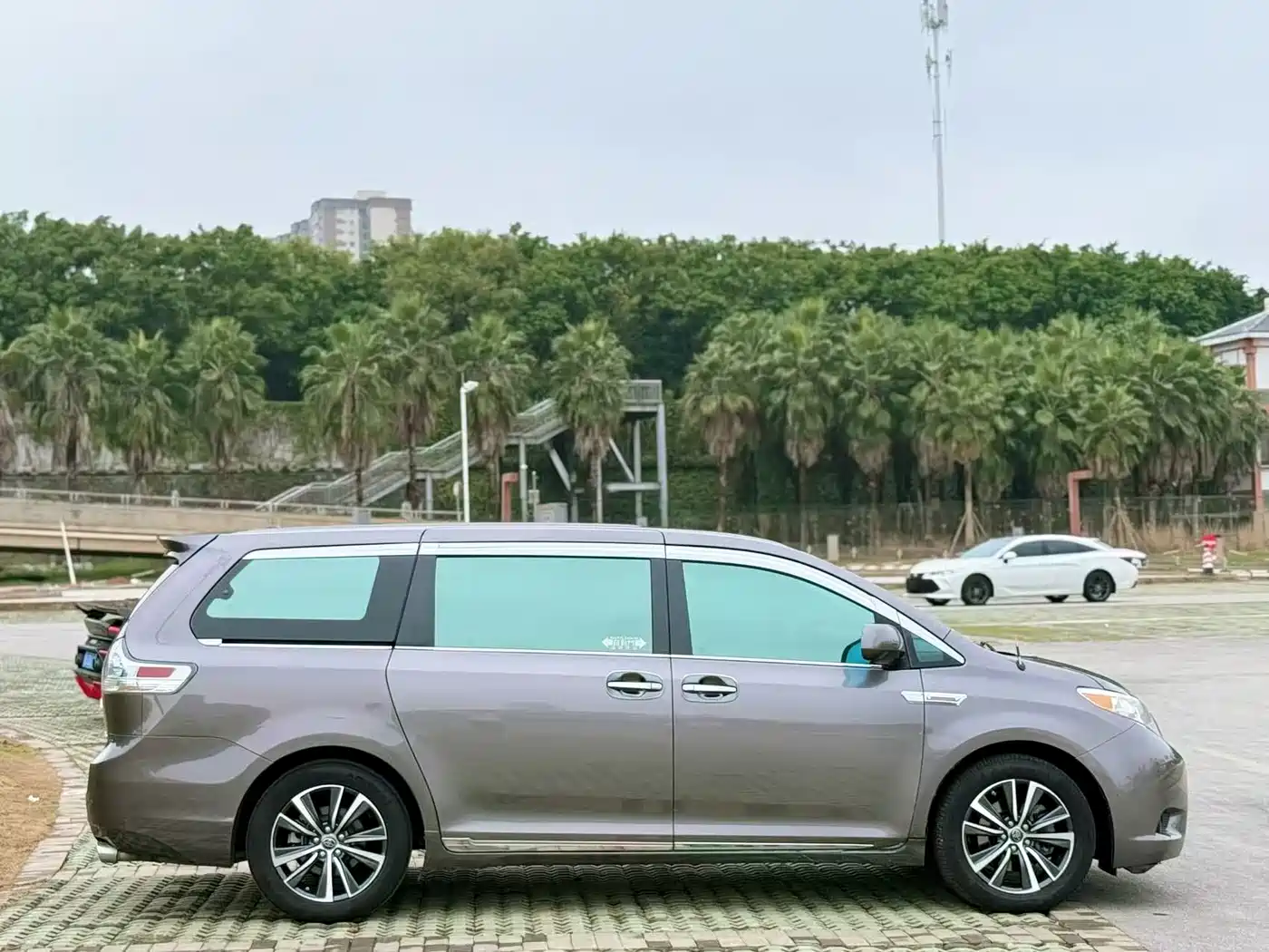 Toyota Sienna 2011 3.5L 2WD Automatic фото 7