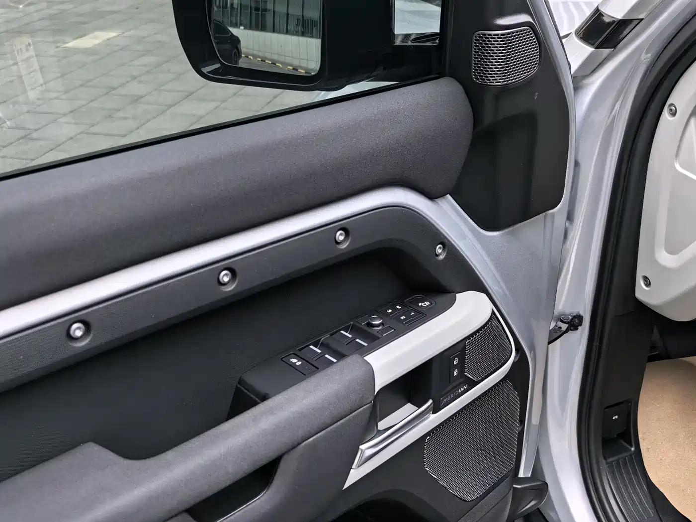 Land Rover Defender 2021 110 P400 Dark Special Edition фото 4