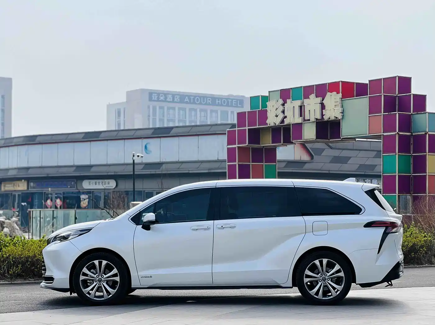 Toyota Sienna 2021 2.5L Hybrid Premium Edition фото 3
