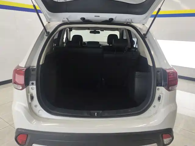 Mitsubishi Outlander 2018 2.0L 2WD Glory Edition 5-seater — фото 4