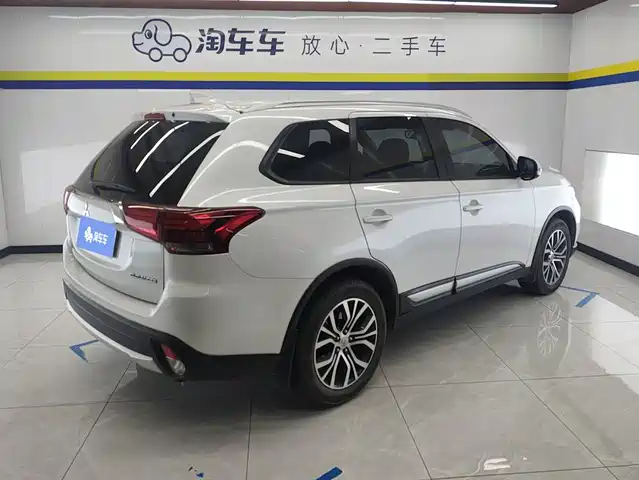 Mitsubishi Outlander 2018 2.0L 2WD Glory Edition 5-seater — фото 3