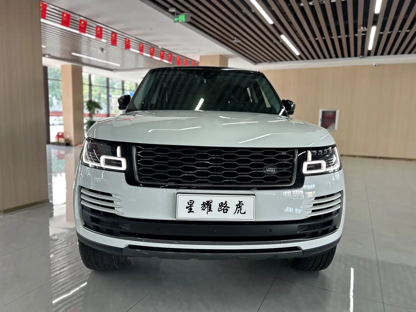 Land Rover Range Rover 2021 3.0 L6 Heritage Extended Classic Edition фото 2