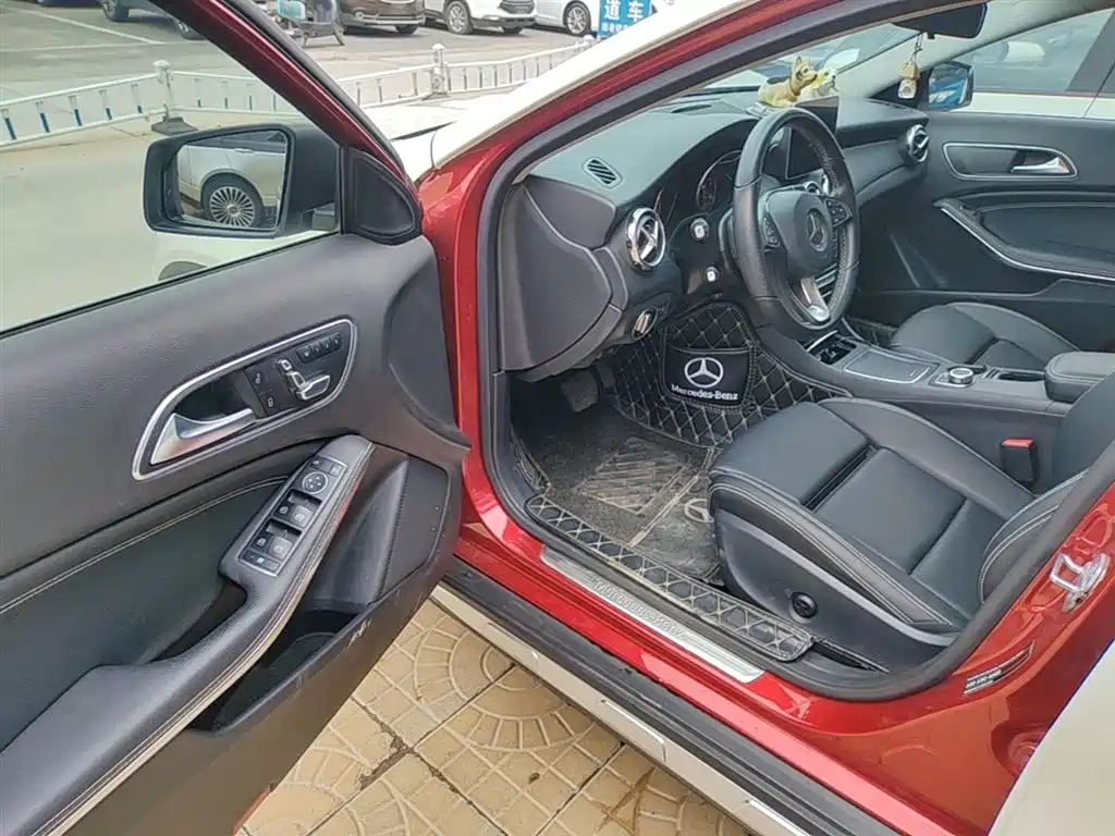 Mercedes-Benz GLA 2018 GLA 200 Dynamic фото 16