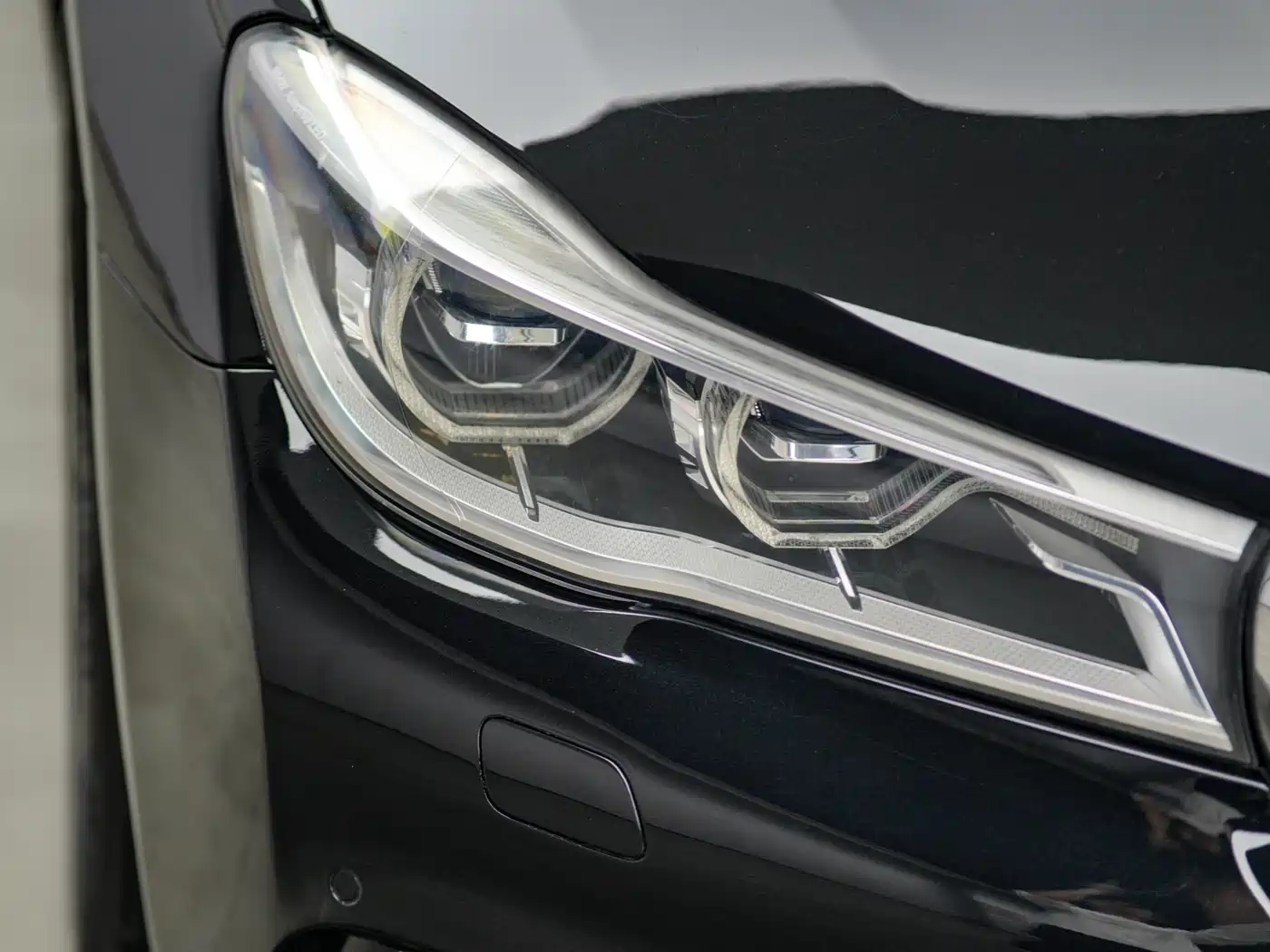 BMW 7 Series 2016 740Li Leading Edition фото 9