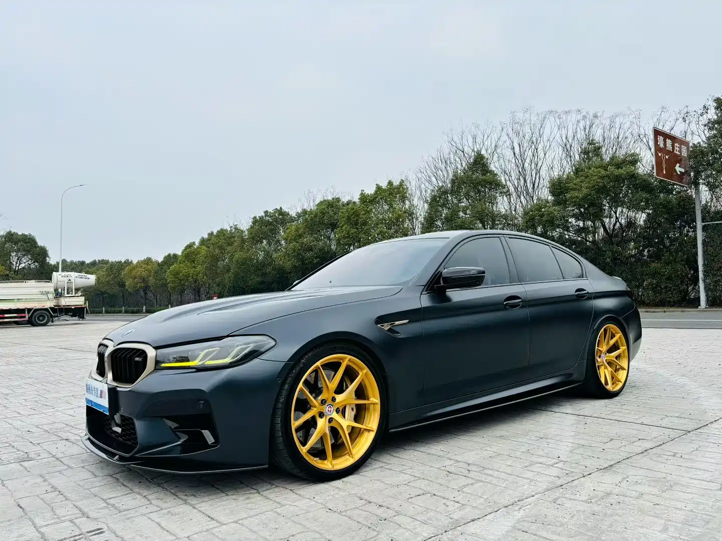 Фото 1 - BMW M5