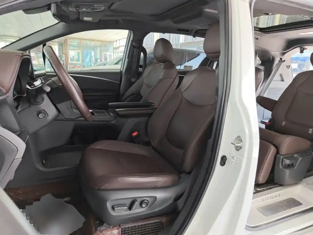 Фото 15 - Toyota Sienna