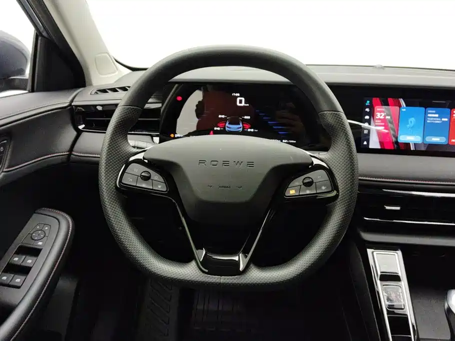 Фото 15 - Roewe i5