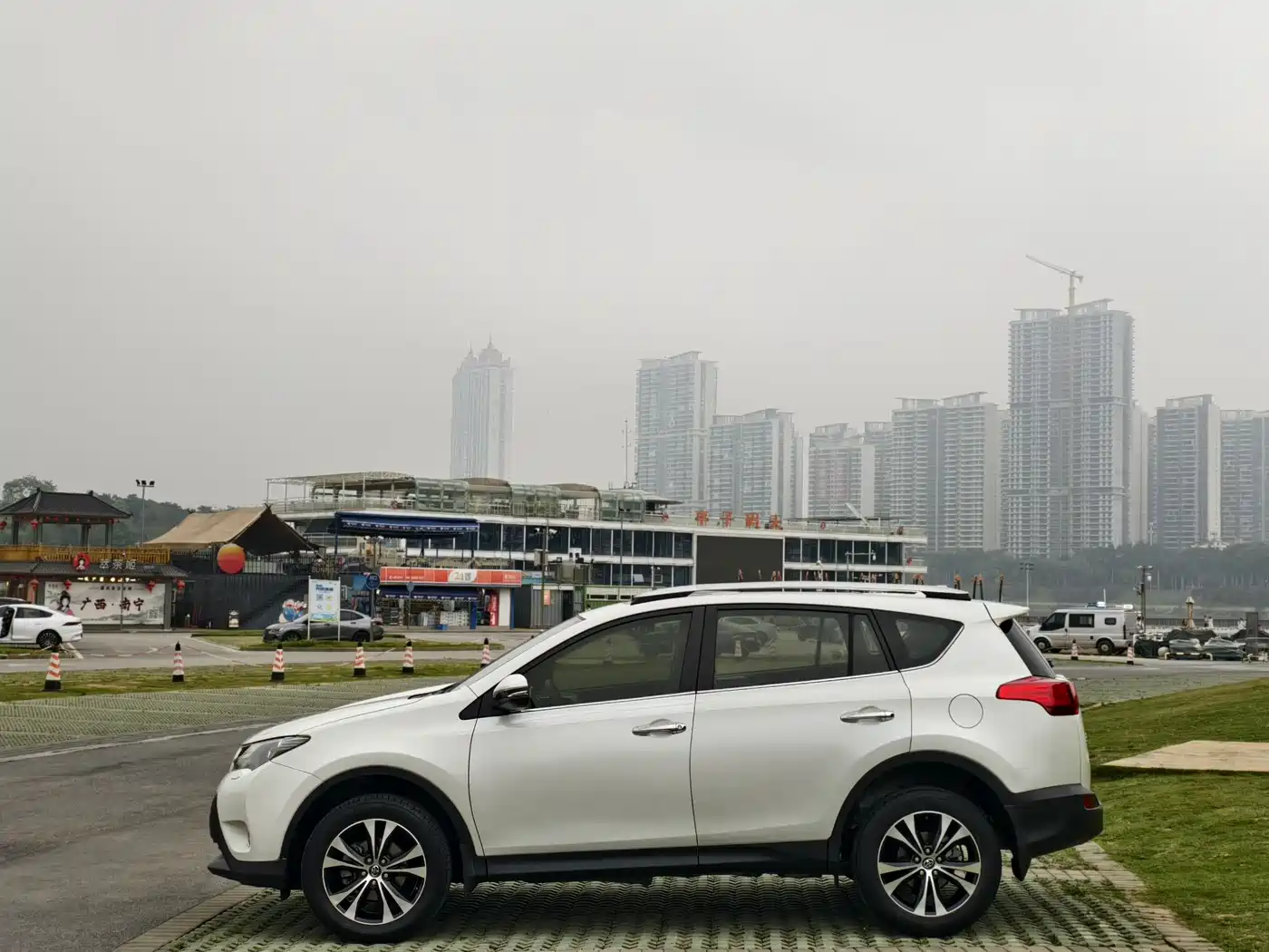 Toyota RAV4 Rongfang 2015 2.5L Automatic 4WD Elite Edition фото 7