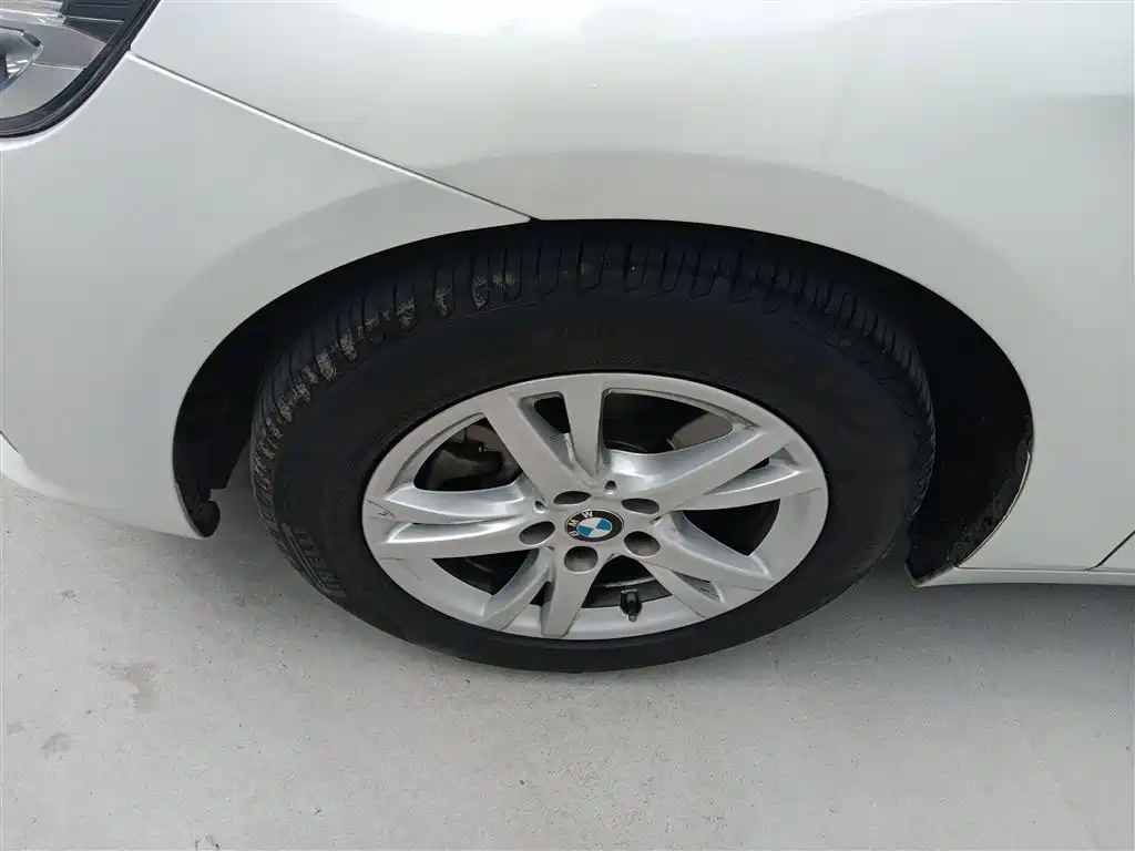BMW 2 Series Touring 2016 218i Leading фото 25
