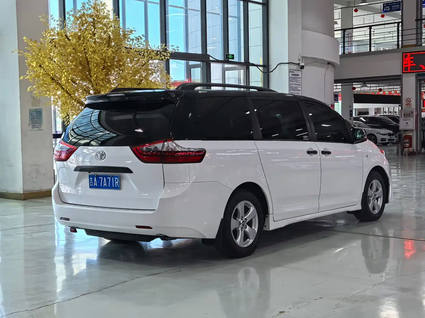 Toyota Sienna 2015 3.5L 2WD LE фото 4