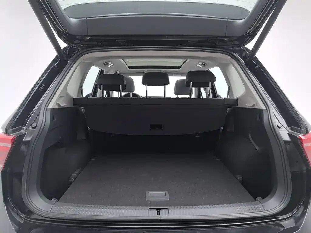 Фото 16 - Volkswagen Tiguan L