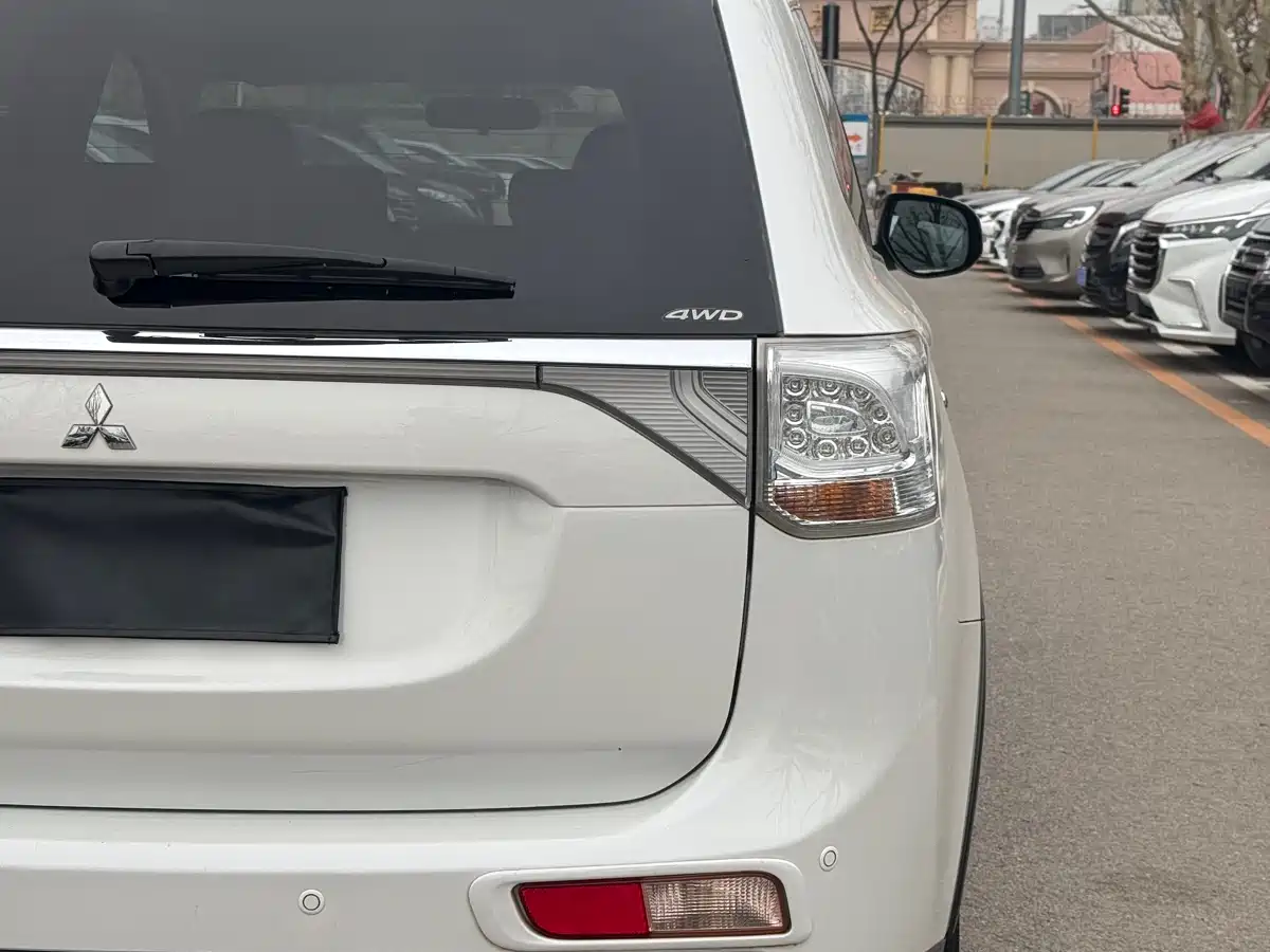 Mitsubishi Outlander (Import) 2014 2.4L 4WD Luxury Value Edition 7-seater фото 25