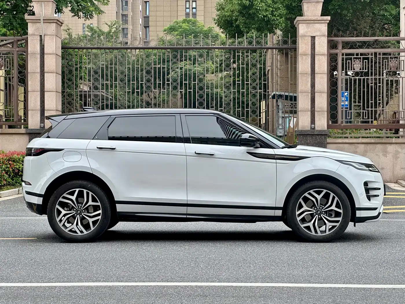 Land Rover Range Rover Evoque 2024 Range Rover Evoque L 249PS Light Master Edition фото 3
