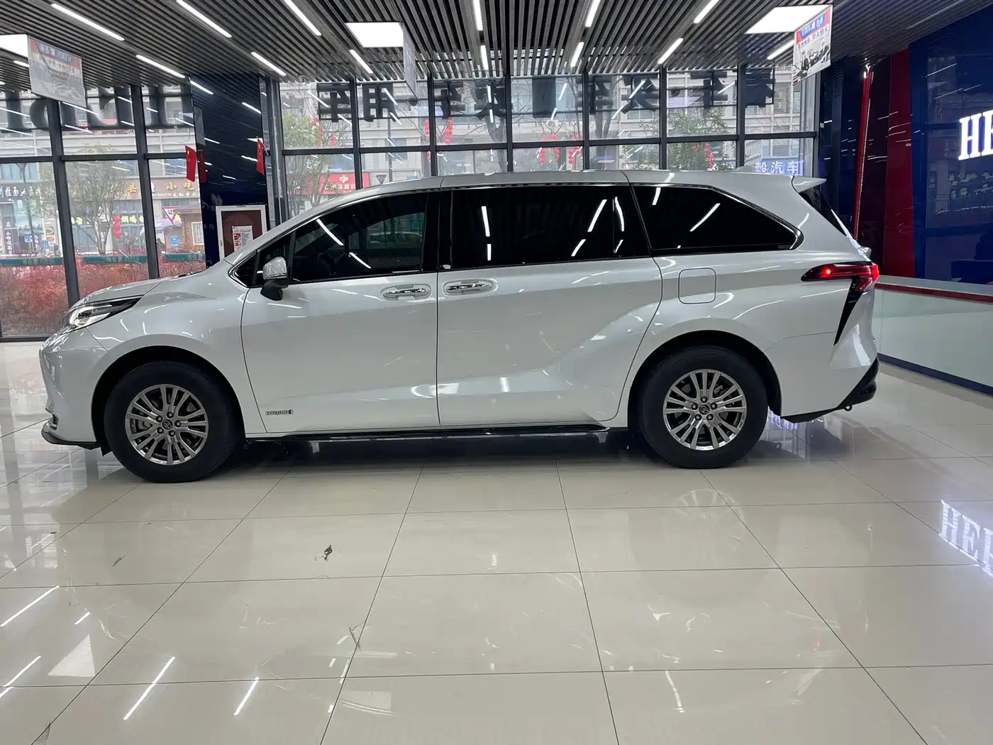 Toyota Sienna 2021 2.5L Hybrid Premium Edition фото 16