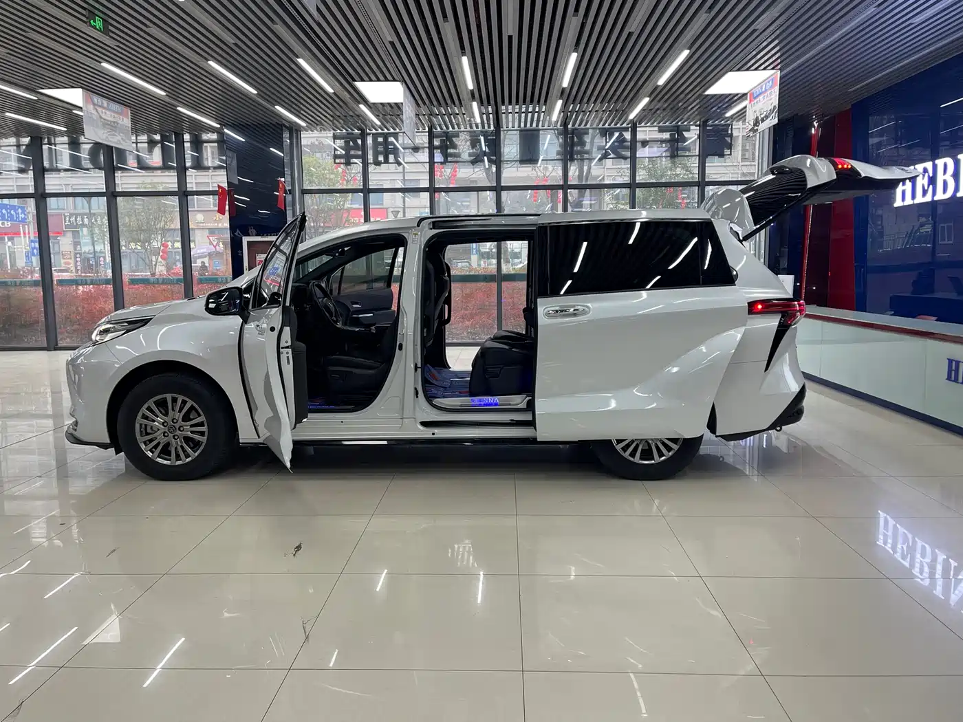 Toyota Sienna 2021 2.5L Hybrid Premium Edition фото 21