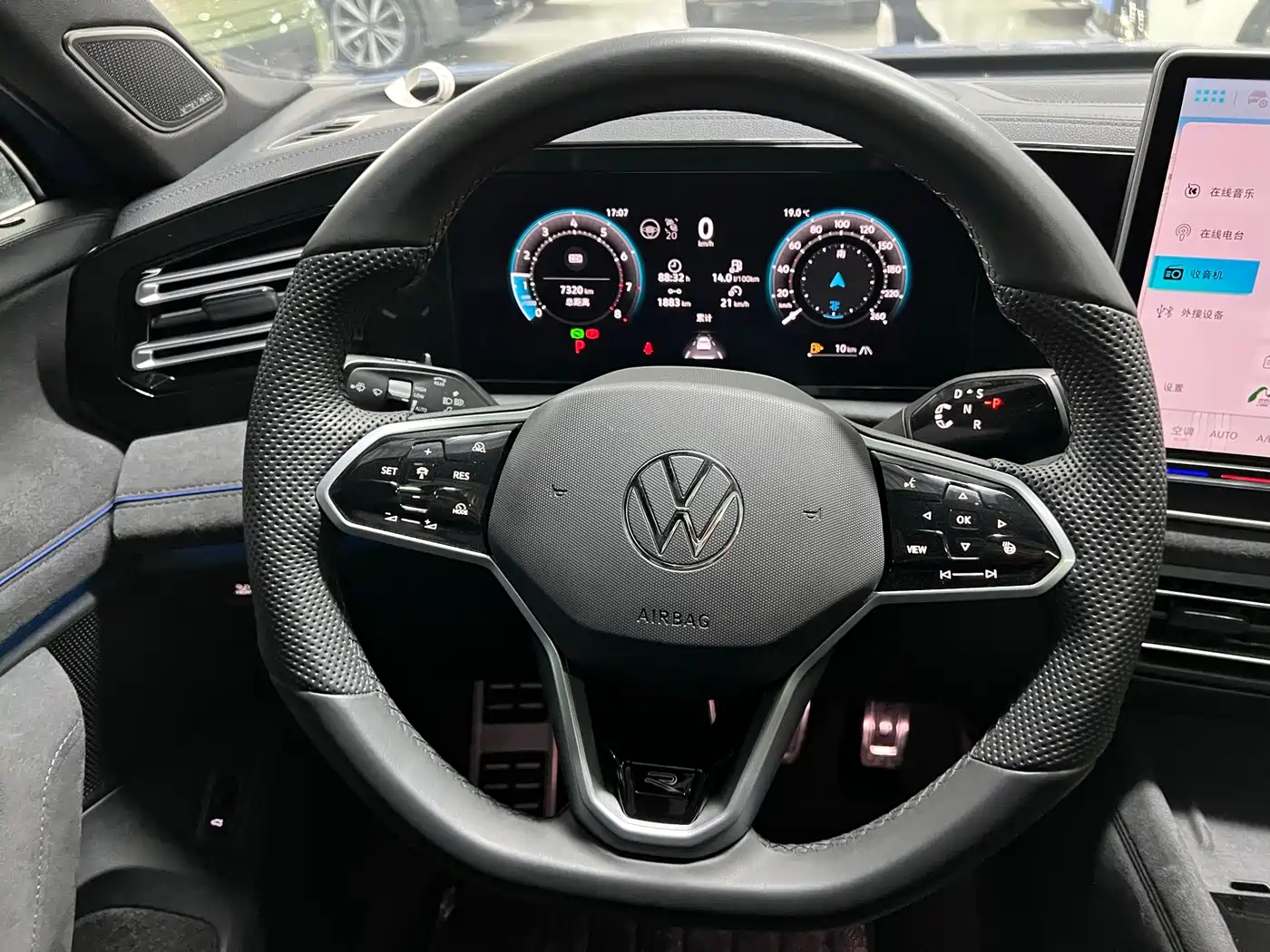 Volkswagen Tiguan L 2024 PRO 380TSI AWD R-Line Intelligent Leader Edition фото 15