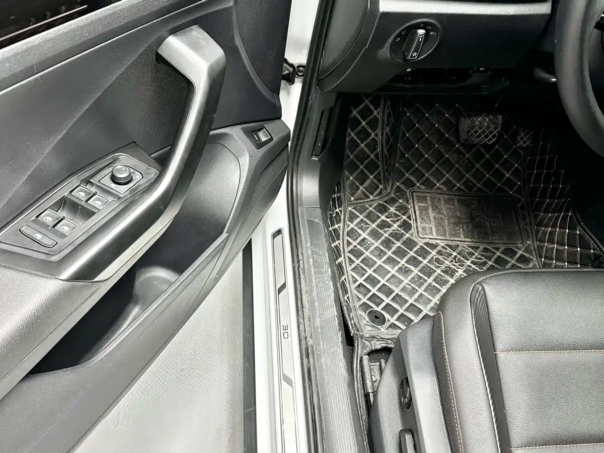Volkswagen T-ROC 2021 280TSI DSG 2WD Comfort Smart Connect 30th Anniversary Edition фото 12