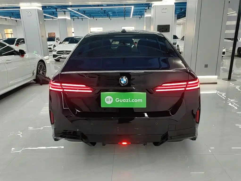 BMW 5 Series 2026 530Li Leading M Sport Package фото 6