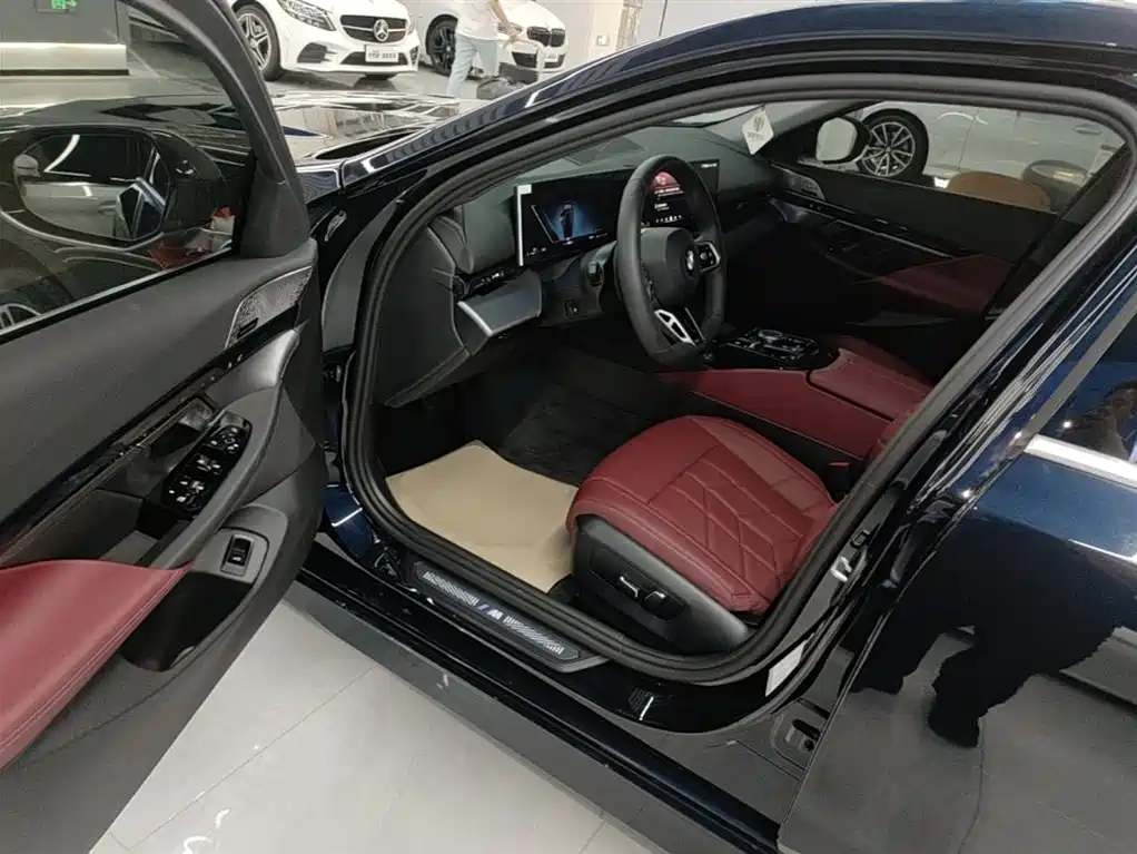BMW 5 Series 2026 530Li Leading M Sport Package фото 16