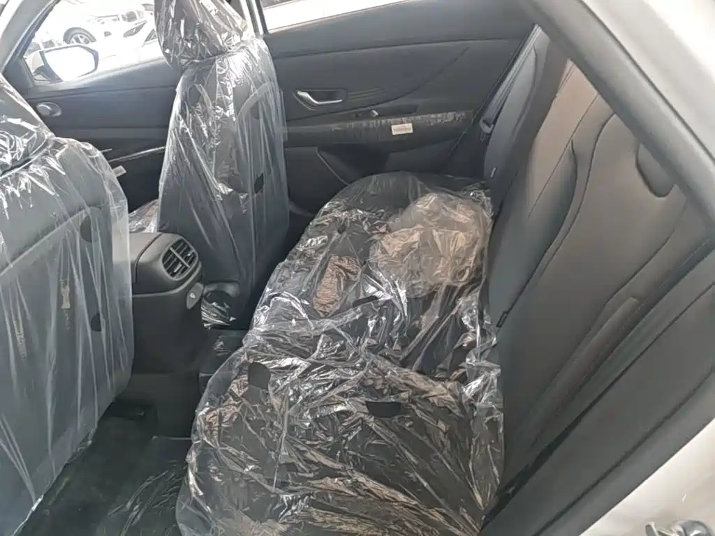 Photo 17 - Hyundai Elantra