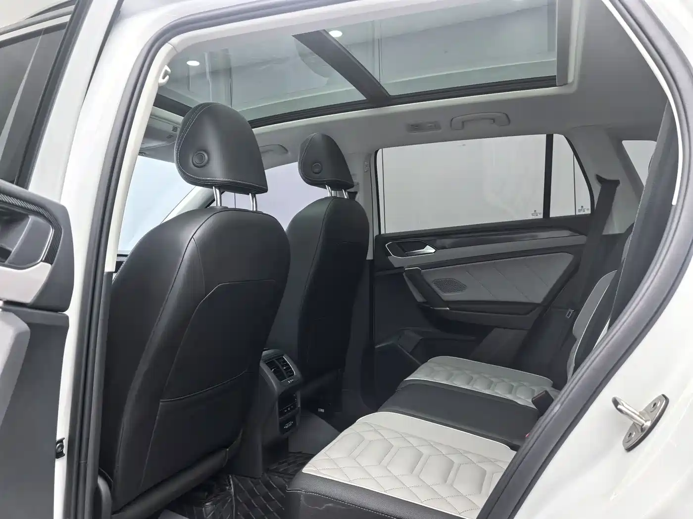 Volkswagen Tayron 2023 280TSI 2WD Luxury Plus Advanced Edition фото 8