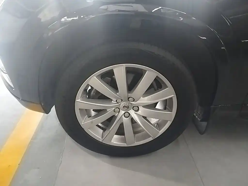 Фото 25 - Volvo XC90
