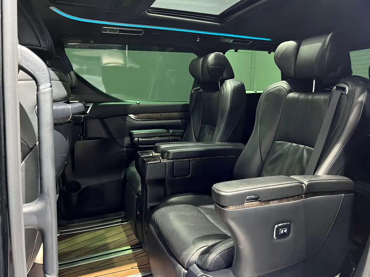 Toyota Alphard 2019 Hybrid 2.5L Premium Edition фото 9