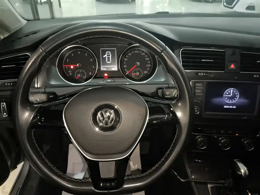 Volkswagen Golf 2017 1.6L Auto Comfort Millionth Edition фото 6