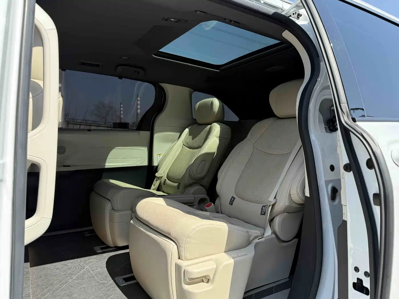Toyota Sienna 2023 2.5L Hybrid Ultimate Edition фото 10
